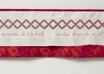 "Nye sting i gamal duk" m tekst av Jon Fosse. Ide og konsept i samarbeid med Åse Ljone